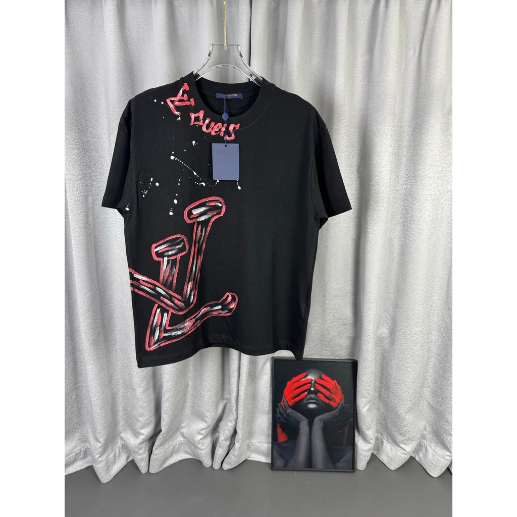 2026/Lv tee เสื้อยืดผู้หญิงผู้ชายพิมพ์แขนสั้นกีฬาเสื้อยืดธุรกิจเสื้อยืดผู้ชาย Top Retro 1LMP