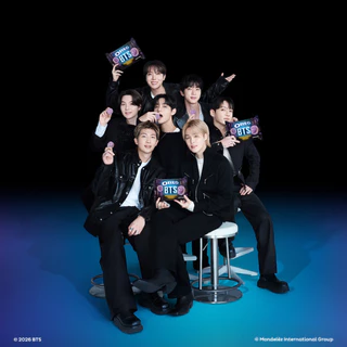 [แพ็ค 3 ซอง] Oreo BTS Vanilla โอรีโอ บีทีเอส คุกกี้แซนวิชรสช็อคโกแลตสอดไส้ครีมกลิ่นวานิลลา 236.25g (26.25gx9)