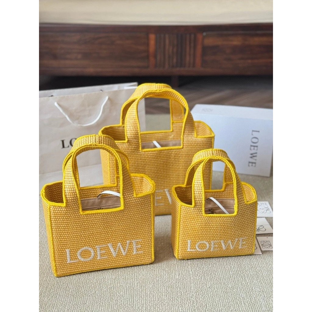 Loewe Tote Bags ทำจากฟางทอ สไตล์ฮอบโอสำหรับฤดูร้อน พร้อมใช้งานได้หลายโอกาส