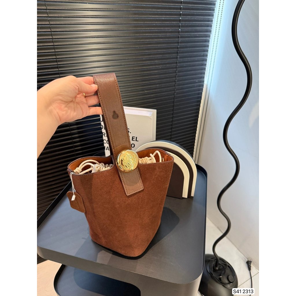 LOEWE Pebble Bucket Bag กระเป๋าถือ Loewe Pebble