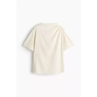 H&M(เอชแอนด์เอ็ม) เสื้อคอปาดดีไซน์พับพลิ้ว ผู้หญิง 1351840_1