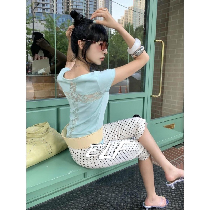 เสื้อยืดแขนสั้นไหล่เดียวสีมิ้นท์กับเสื้อลูกไม้คัตเอาท์ไหล่