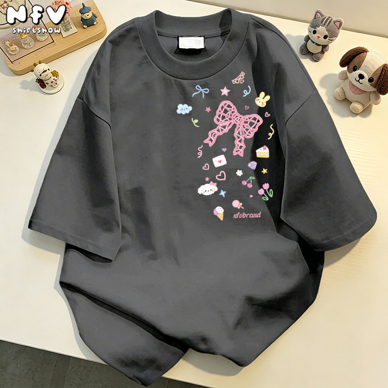 【จัดส่งตลอด 24 ชั่วโมง】NFV เสื้อยืดแขนสั้นคอกลม🎀ลายโบว์สุดน่ารัก Oversized ระบายอากาศ ผ้าฝ้าย YG3606