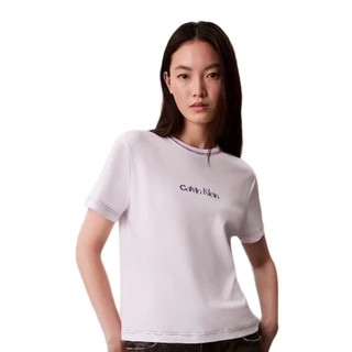 CALVIN KLEIN เสื้อยืดคอกลมแขนสั้นผู้หญิง Embroidered Logo Graphic ทรง Slim รุ่น 47D213G YAA-สีม่วงอ่อน