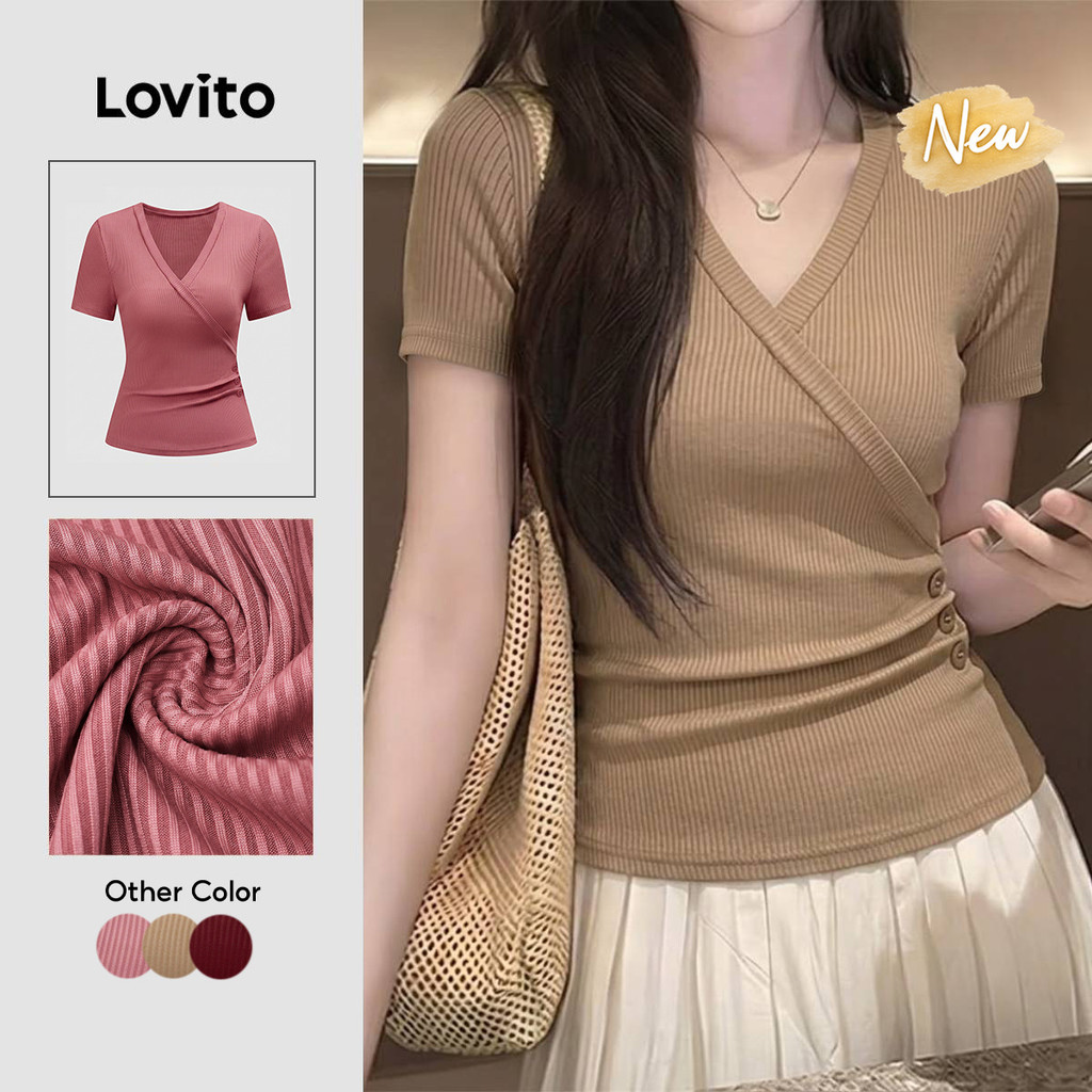 (New Arrival) Lovito เสื้อยืดลําลองผู้หญิง สีม่วง แขนสั้น พับพลีท มีกระดุม สไตล์สปริง/ซัมเมอร์ TSK9P1D810