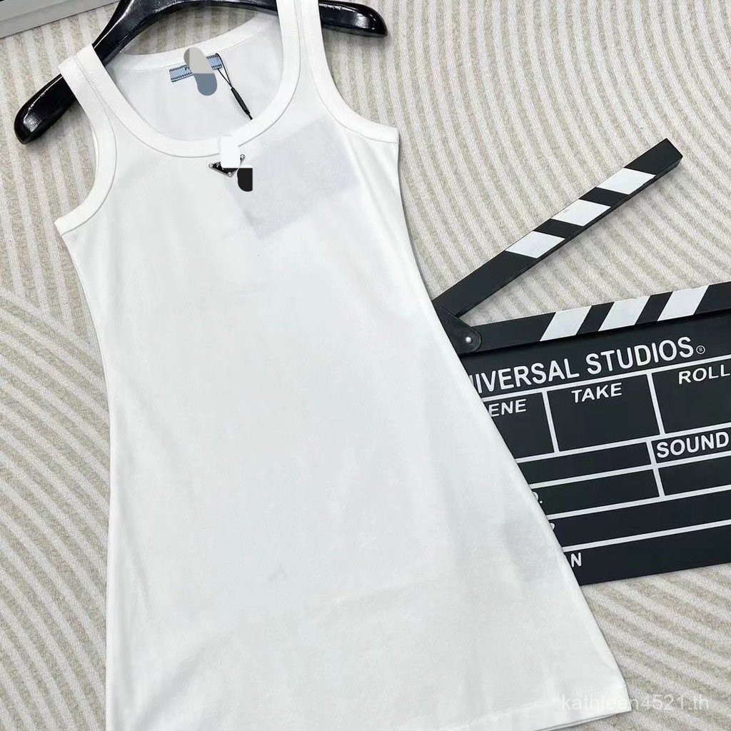 P2025 ฤดูร้อนเย็บปักถักร้อยสไตล์ใหม่กีฬาสามเหลี่ยม All-Match เสื้อกั๊กแขนกุด Letter Top สลิงชุด 52E6