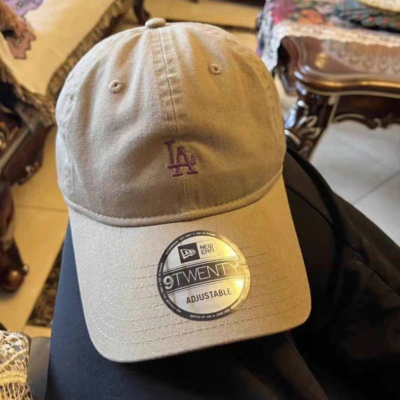 หมวกเบสบอล New Era 9TWENTY Soft Top LA Khaki ปักโลโก้สีม่วง