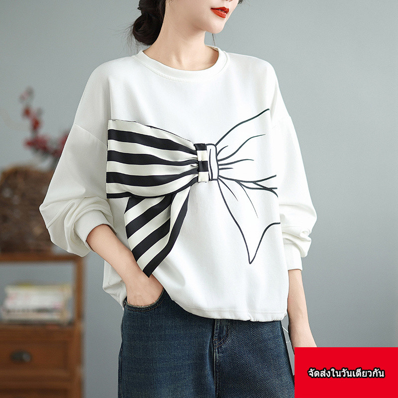 【จัดส่งในวันเดียวกัน】S-2XL 85กก. สวมใส่ได้ขนาดบวกเสื้อสเวตเตอร์ฤดูใบไม้ร่วงสไตล์ศิลปะผ้าฝ้ายโบว์ใหญ่พิมพ์รอบคอแขนยาวลำลองหลวมด้านบน