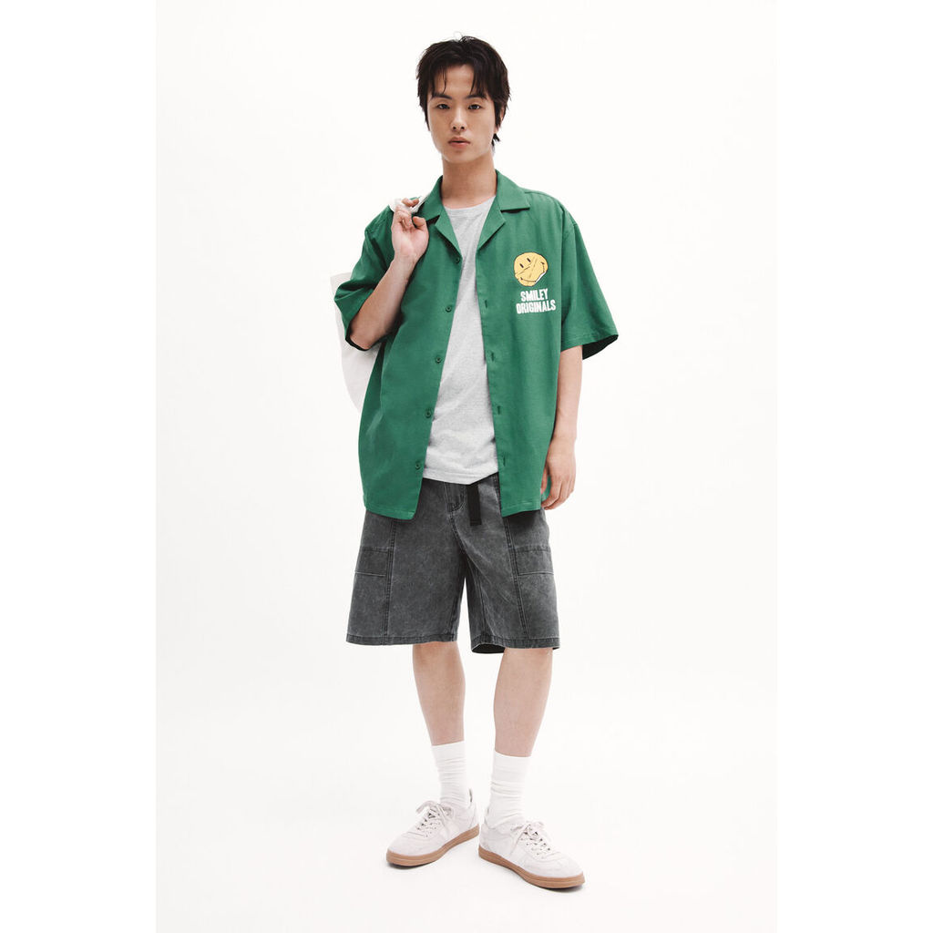 H&M(เอชแอนด์เอ็ม) เสื้อเชิ้ตลายพิมพ์ทรงหลวมสไตล์รีสอร์ต ผู้ชาย 1340548_1