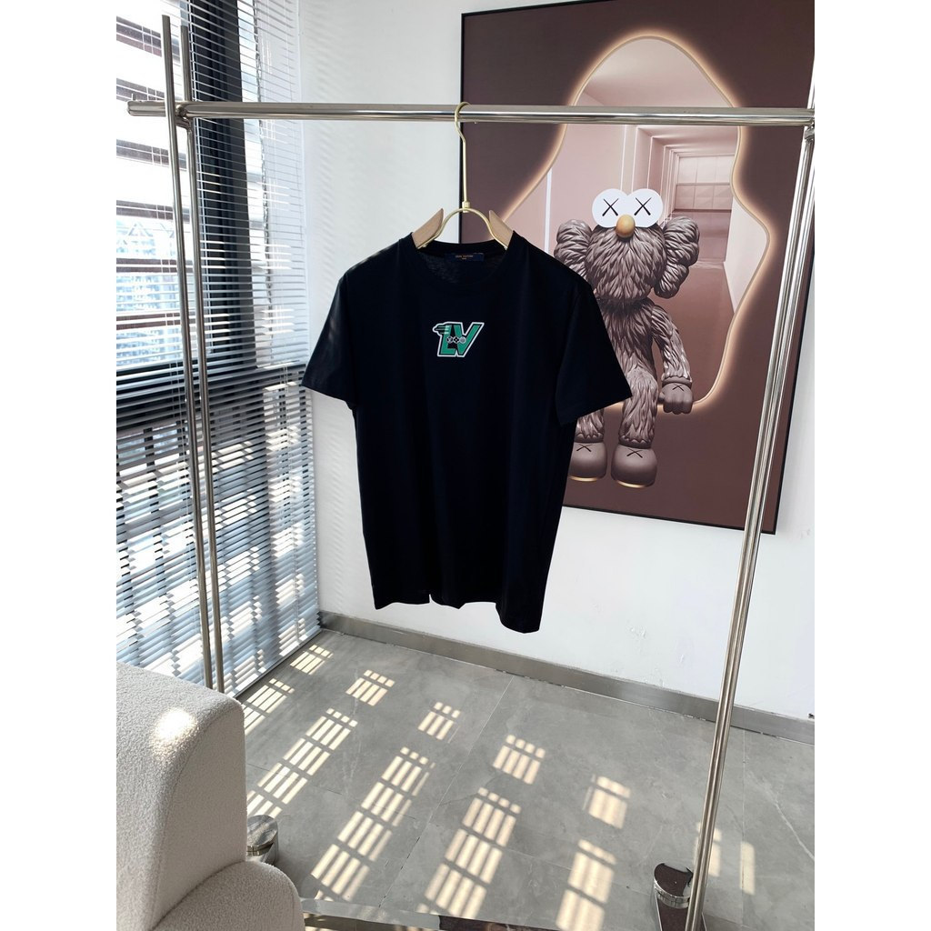 LOUIS VUITTON/LV/2026 คลาสสิกรอบคอแขนสั้นเสื้อยืดผู้ชายผู้หญิงเสื้อสวมหัวกีฬาแขนสั้นสบาย Breathable 