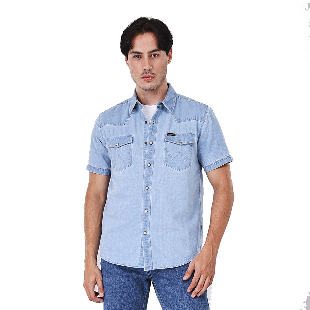WRANGLER เสื้อเชิ้ตแขนสั้นผู้ชาย คอลเลคชั่น Beyond Indigo รุ่น WR S326MSHSN38 สียีนส์อ่อน — صورة 2