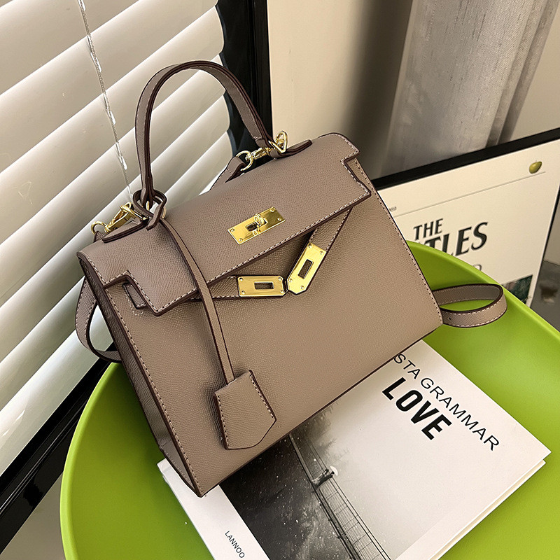 2026 Vintage Elegant กระเป๋าถือฤดูร้อนอเนกประสงค์กระเป๋าสะพายลําลองหญิงแฟชั่นใหม่ Commuting ผู้หญิงกระเป๋าปาร์ตี้