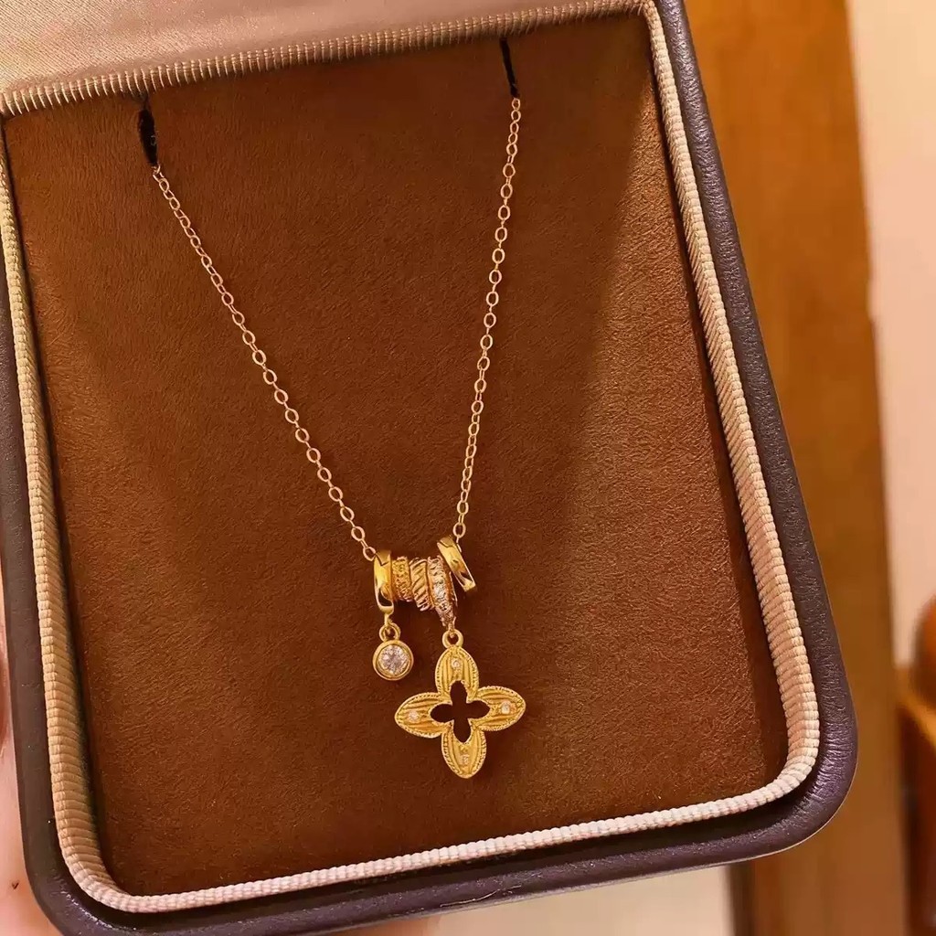Golden Hollow Four-Leaf Clover สร้อยคอผู้หญิงหรูหรา Niche Design High-End ใหม่สไตล์จีนโบราณกระพริบเซอร์โคเนียม Pend