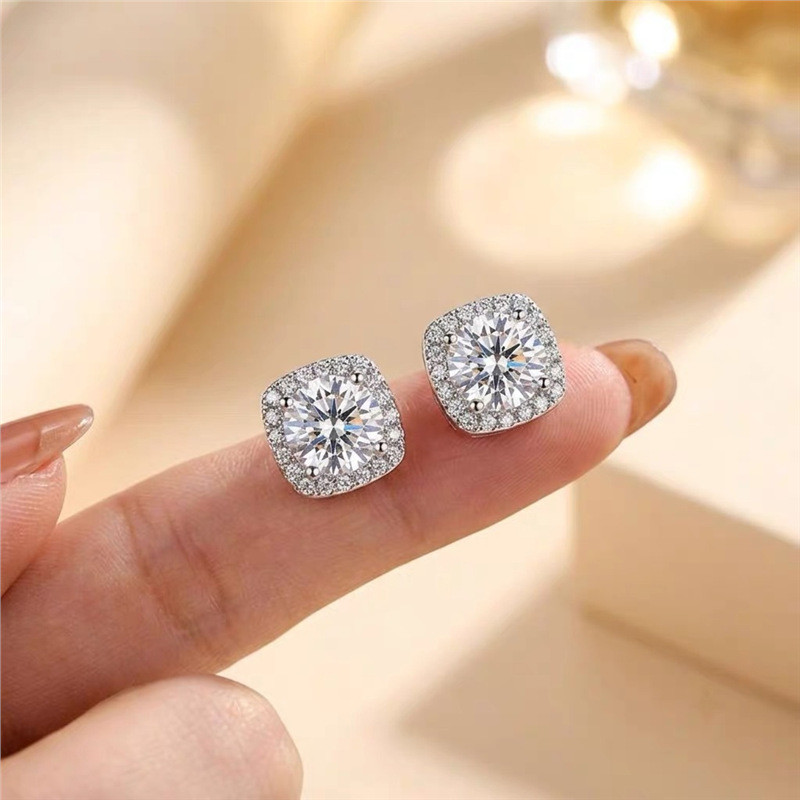 จริง Moissanite 1CT Square Halo การตั้งค่ารอบตัดสีขาว D Elegant ต่างหูสตั๊ดโมเดิร์น Gold-Plated พร้อ