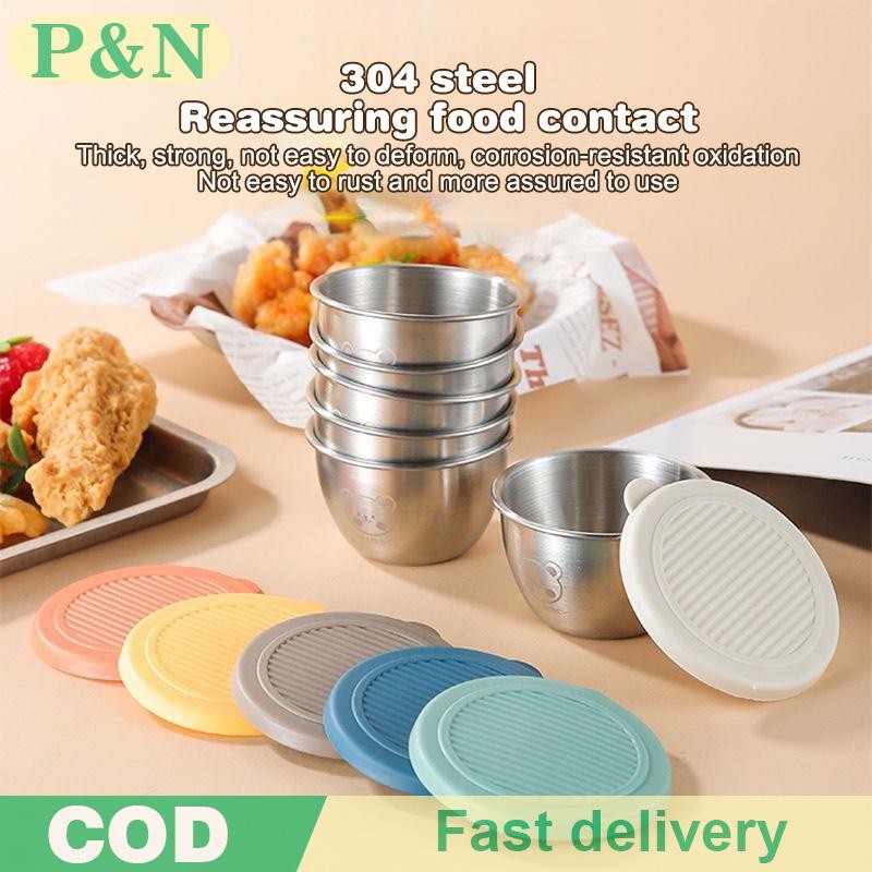[P&N] 304 สแตนเลสซอสปรุงรสคอนเทนเนอร์ 50 มล.ซอสถ้วยซิลิโคนฝาครอบรั่วสลัดจุ่มจานกล่องเก็บของขนาดเล็ก [cod]