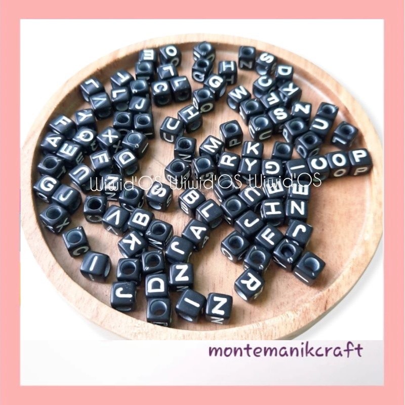 BEADS (100 ชิ้น) BLACK SQUARE LETTER BEADS WHITE LETTERS 7 mm MONTANIK CRAFT