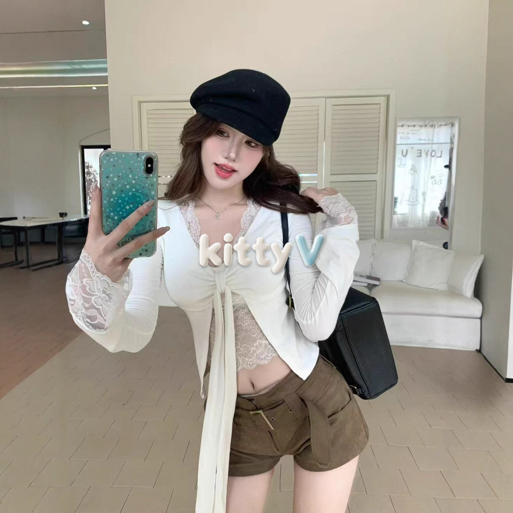 kitty'พร้อมส่ง' FY5595 เสื้อยืดแขนยาว เสื้อลูกไม้สองชั้นติดกัน คอวี มีเชื่อกผูกโปว์ได้ ทรงเข้ารูป ใส่แล้วดูผอม