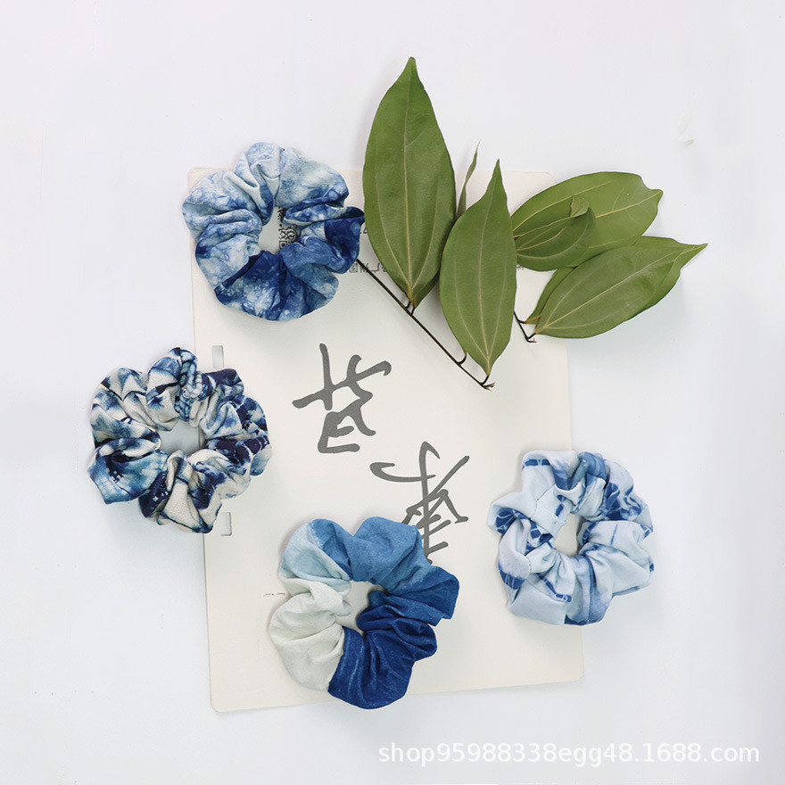 100% ทําด้วยมือกุ้ยโจว Indigo Batik พืชย้อมผ้าฝ้าย Scrunchie, Gradient Tie Dye Minimalist Elegant Ha