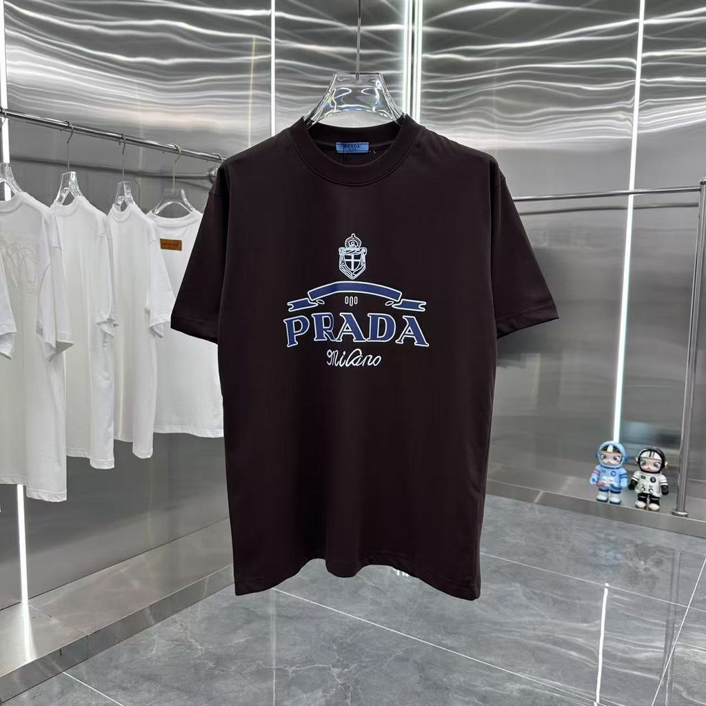 Prada tee/Prada เสื้อยืดพิมพ์เสื้อยืดผู้ชายผู้หญิงเสื้อยืดคอกลมอินเทรนด์แบรนด์ Fit UOTK