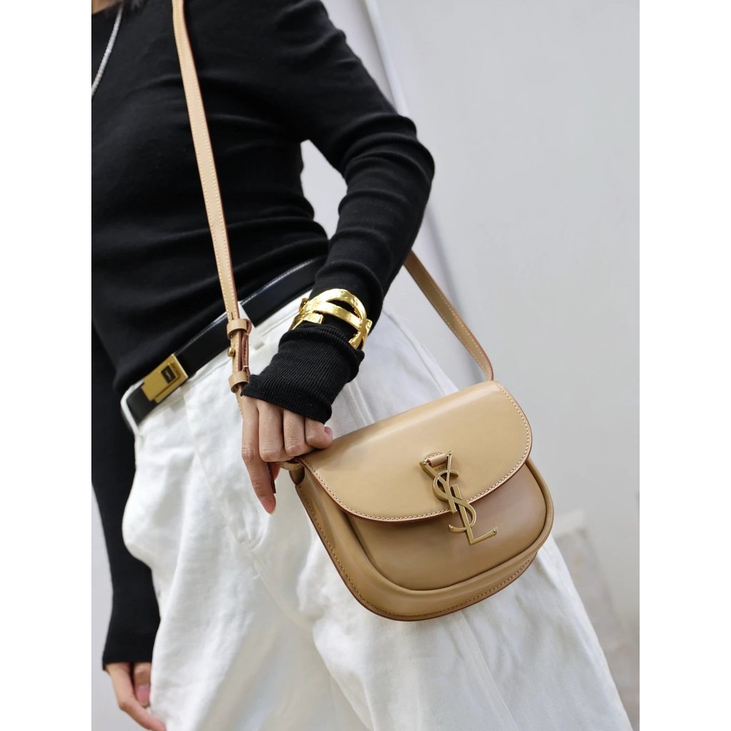 ยี่ห้อใหม่อานกระเป๋า Kaia Flip Saddle Bag ป้ายทองโลโก้กระเป๋าสะพายข้างคนดังแบบเดียวกับ Song Joer Yan