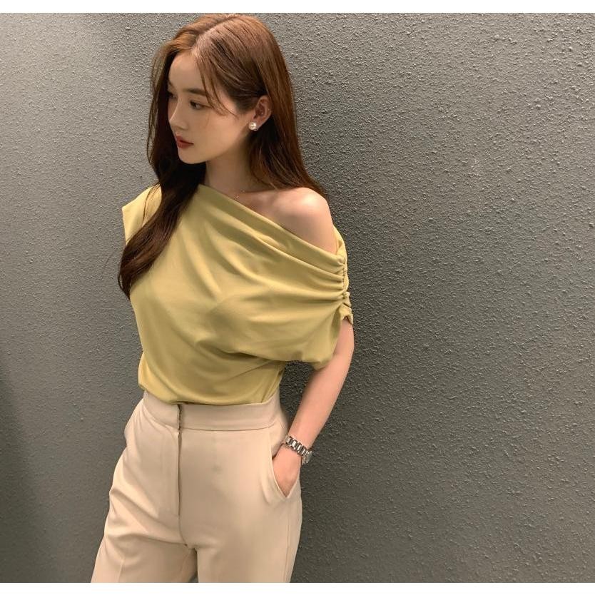 Red Berryเสื้อยืดไหล่เฉี่ยง แฟชั่นใหม่2025สไตล์ฝรั่งเศส ผ้านุ่มใส่สบาย ใส่แล้วดูผอม-พร้อมส่งจากไทย-รุ่น2684