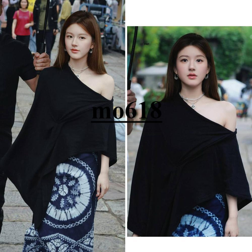 ** moo618 * Xu I พราว Zhao Lusi Xu Yan สไตล์เดียวกันสีดําไหล่เฉียงเสื้อยืดเสื้อสีฟ้าสไตล์ชาติพันธุ์ 