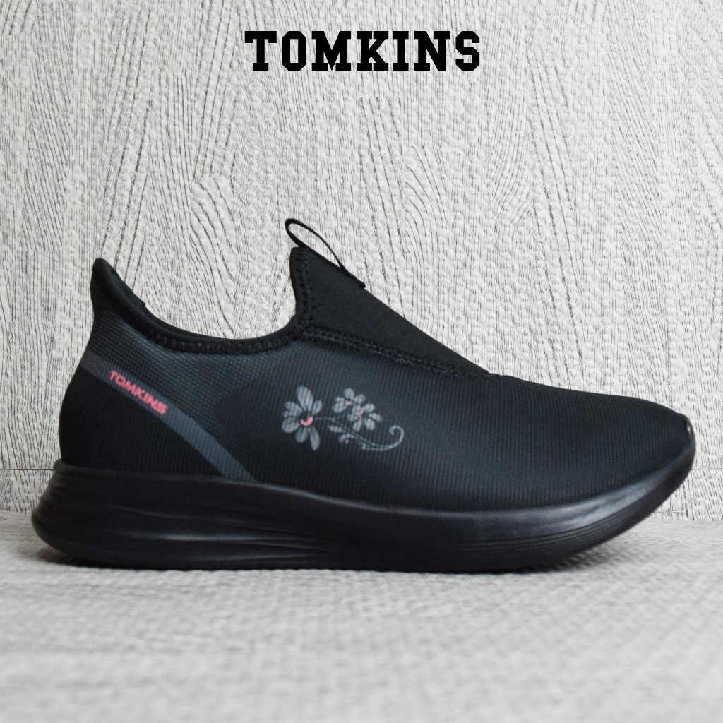TOMKINS Korra - รองเท้าสลิปออนผู้หญิงสีดํา
