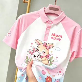 เสื้อโปโลและเสื้อยืดวันแม่ 12 สิงหาคม สีฟ้าและสีชมพู พิมพ์ลายจัสมินระเหิดเต็มรูปแบบ เหมาะสําหรับเป็นของขวัญสําหรับแม่