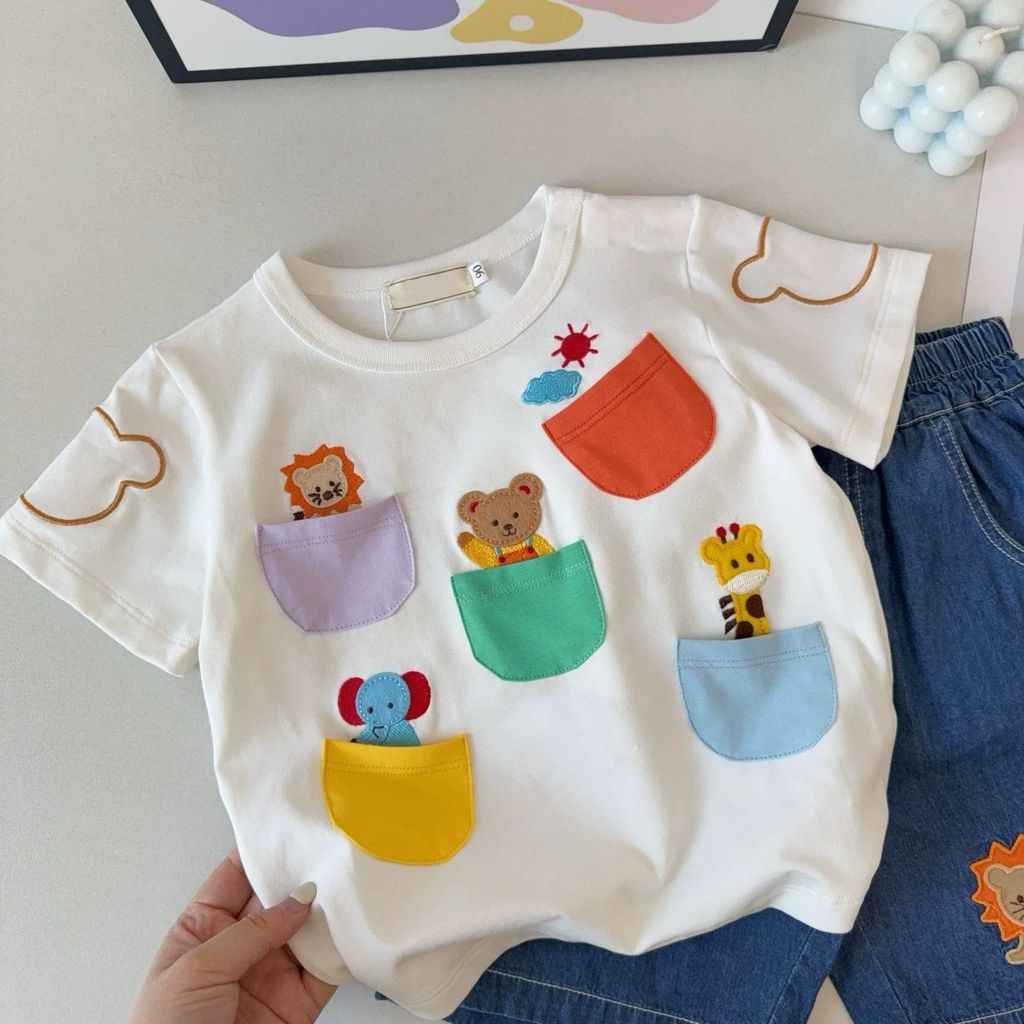 เสื้อยืดแขนสั้นเด็กชายฤดูร้อนสไตล์ใหม่เกาหลีรุ่นการ์ตูนปักแพทช์กระเป๋าหล่อหลวมสบายๆทุกการแข่งขันด้านบน
