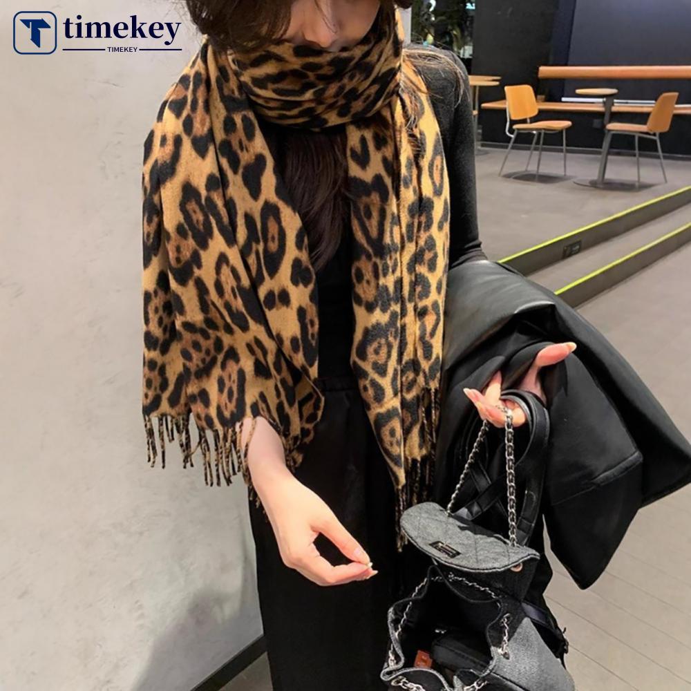 TIMEKEY เสือดาวพิมพ์พู่ผ้าคลุมไหล่หนาเลียนแบบแคชเมียร์ Windproof ผ้าพันคออุ่นคออุ่นสําหรับฤดูหนาว E3