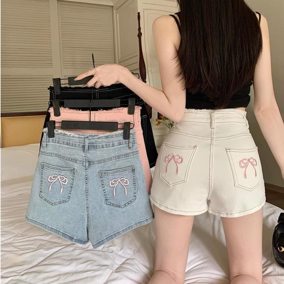 S-6XL กางเกงยีนส์ขาสั้นเอวสูงขอบดิบปักโบว์เก๋ๆ สำหรับผู้หญิง ดีไซน์ทันสมัยและใช้งานได้หลากหลาย ทรงสวยสง่า