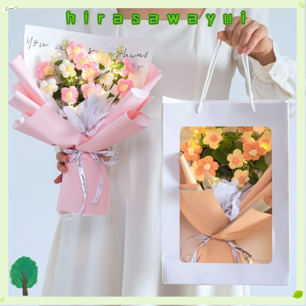 HIRASAWAYUI ช่อดอกไม้สำหรับงานรับปริญญา ออกแบบโดยใช้วิธีครอเชต์ มีโคมไฟ LED และมาในถุงบรรจุของขวัญ