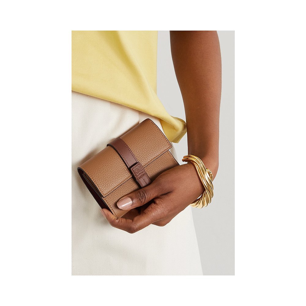 กระเป๋าสตางค์ LOEWE ทำจากหนังคุณภาพ สไตล์หรูหราสำหรับสตรี