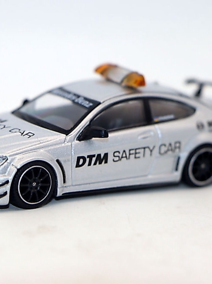 TW 1 64 Mercedes-Benz C63 AMG DTM รถตํารวจความปลอดภัยรถรุ่นรถโลหะผสมตกแต่งของขวัญ Limited Edition รถ
