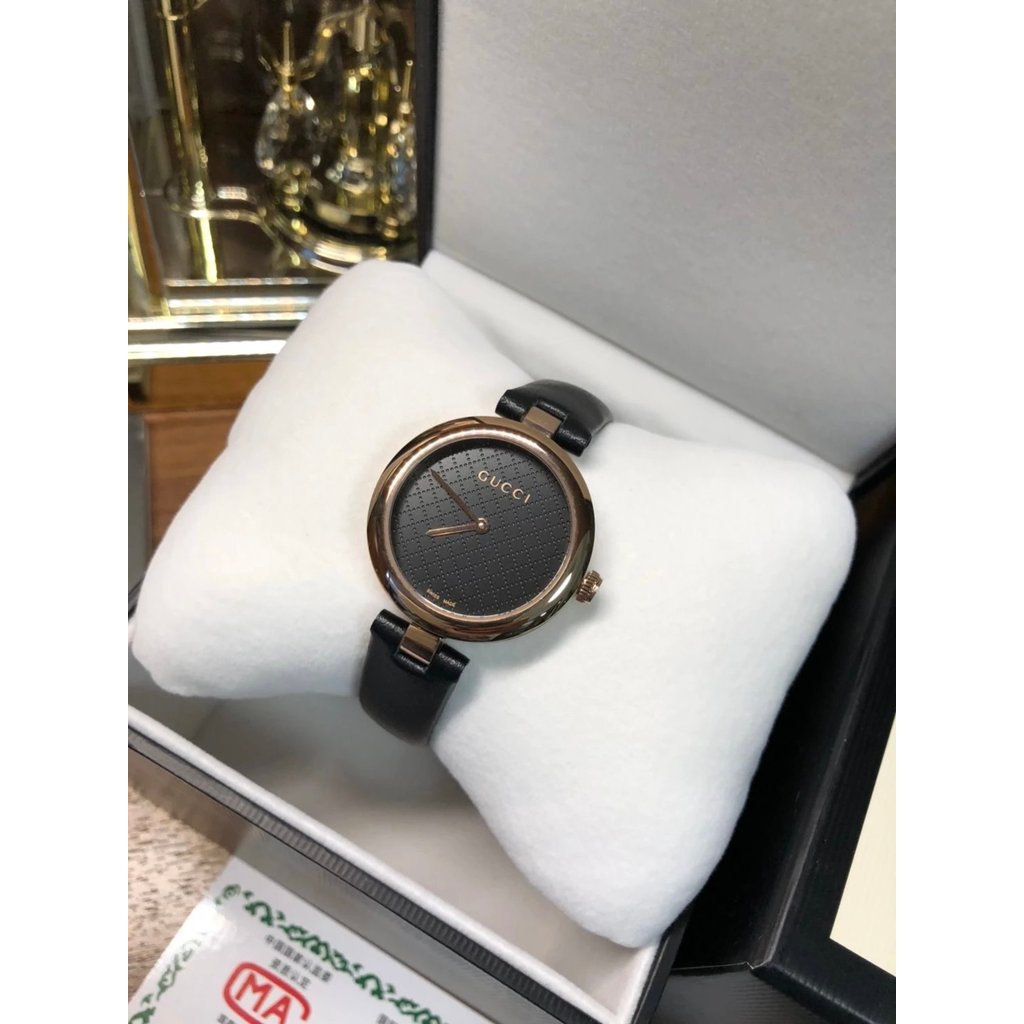 GUCCI GUCCI นาฬิกาแฟชั่นนาฬิกาผู้หญิงขนาด 32 มม. การเคลื่อนไหวควอตซ์สวิสสายรัดหนังวัวเคาน์เตอร์บรรจุ