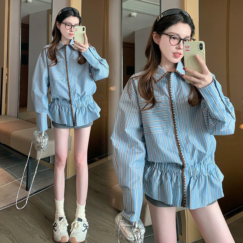 เสื้อเชิ้ตลายทางสีฟ้า แขนยาวทรงหลวม แต่งลูกไม้หน้าเสื้อ สไตล์เกาหลี ทรงสวยพรางหุ่น ใส่สบาย แมตช์ง่าย Blue Stripe 99557