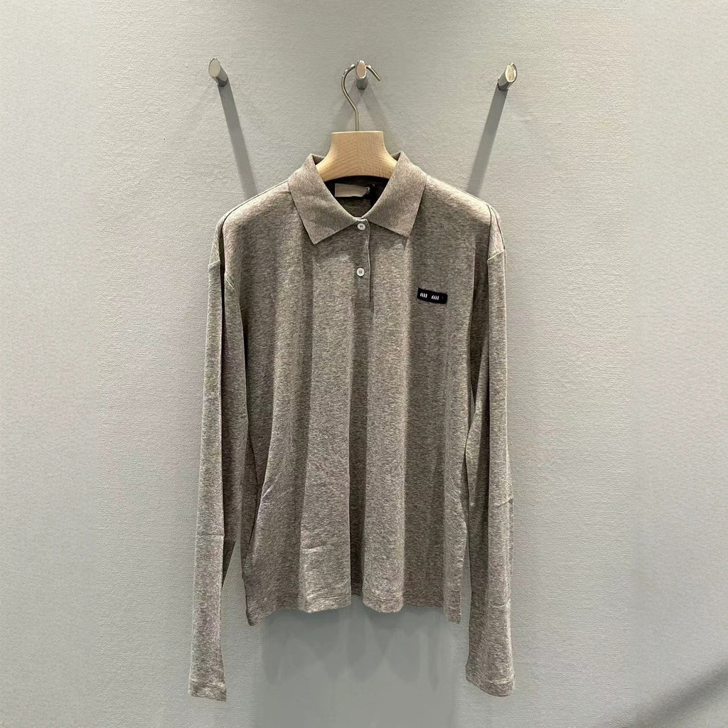 P1ZU MIUMIU โลโก้แขนยาวเสื้อโปโลเสื้อยืดหลวม All-Match ผู้หญิงด้านบน