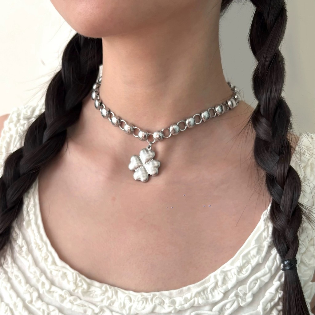 สร้อยคอมetal ball clover แบบ titanium สแตนเลส สำหรับคนชอบแฟชั่นและเครื่องประดับทันสมัย