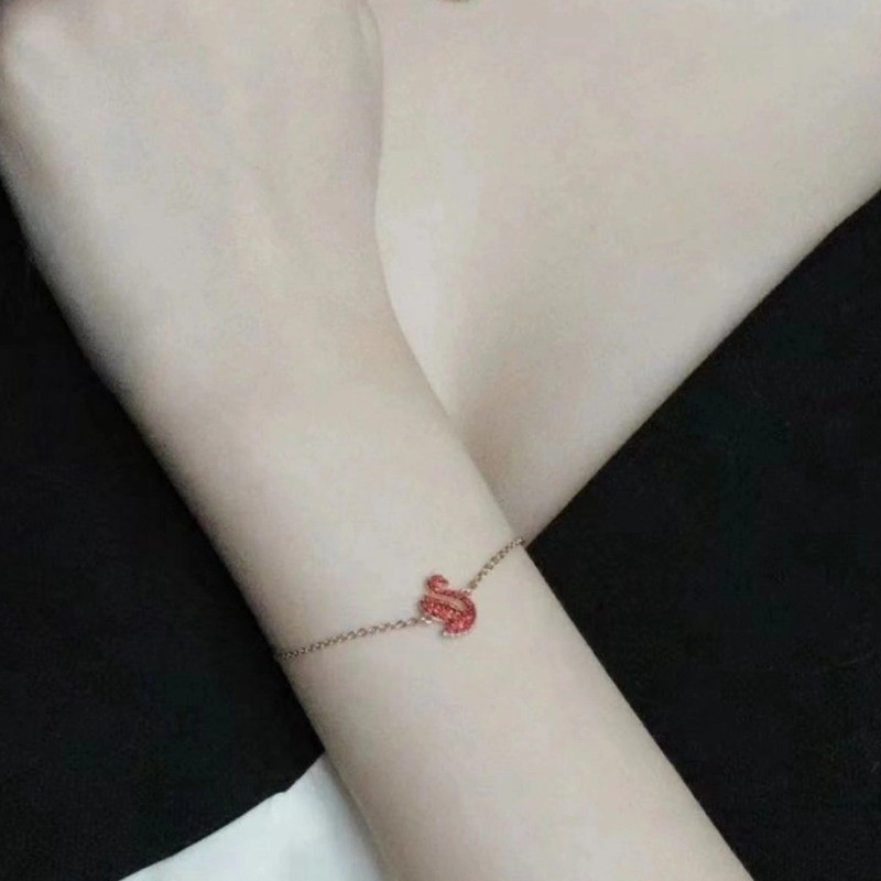 ⚡จัดส่งรวดเร็ว สินค้าแท้ ⚡ Swarovski Swan bracelet swan red high-end, generous