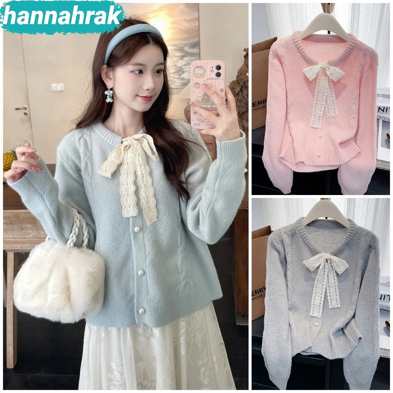 (ส่งจากกรุงเทพฯ)เสื้อกันหนาวผู้หญิง สีขาว เสื้อไหมพรม คอกลมแขนยาว ประดับโบว์ ผ้าไหมพรม สไตล์เกาหลี