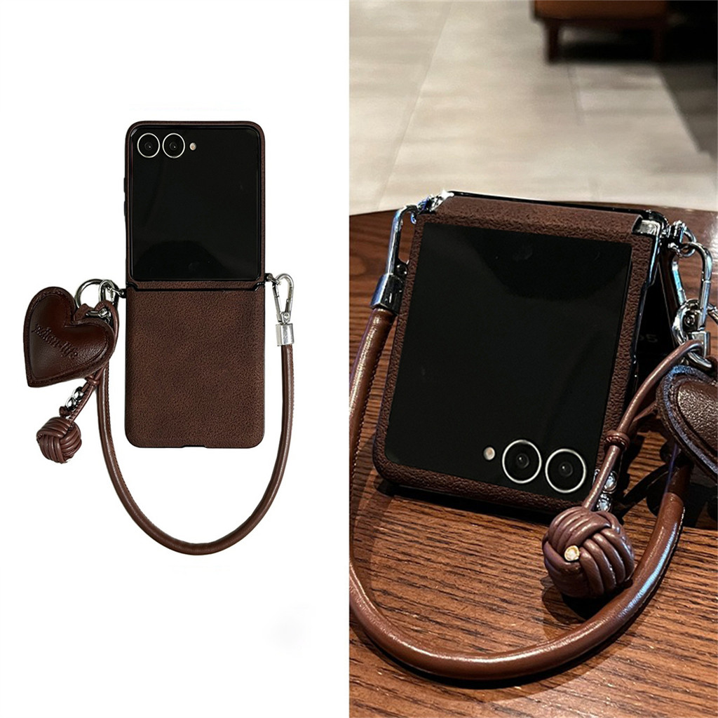 เคสโทรศัพท์ลายหลุมดวงจันทร์สีน้ําตาลพร้อมสายหนังจี้หัวใจสําหรับ Samsung Galaxy Z Flip 7 6 Z Flip6 ZFlip 5 ปกหลัง – โปรปัง