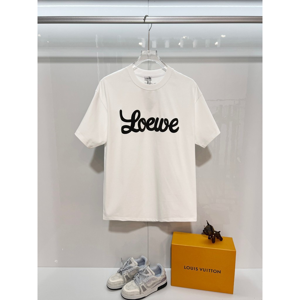 2026/Loewe tee/Loewe เสื้อยืดผู้ชายผู้หญิงเสื้อยืดพิมพ์แขนสั้น Anti-Wrinkle Street สวมใส่ YM3H