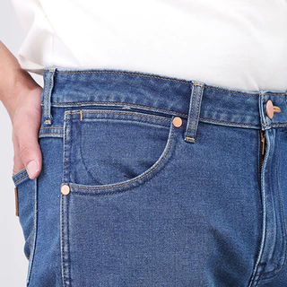 WRANGLER กางเกงยีนส์ผู้ชาย คอลเลคชั่น เอวต่ำ ทรงเข้ารูป รุ่น WR S326MLARF21 - สียีนส์กลาง