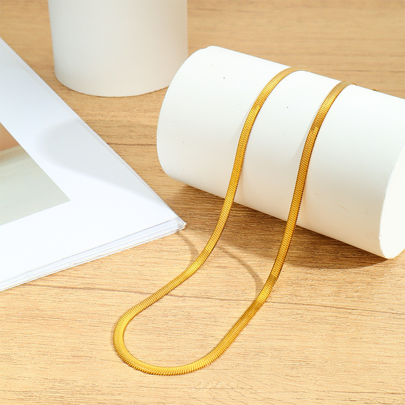 ไทเทเนียมเหล็กสูญญากาศElectroplating 18K Gold Non-Fading Feeling Push-Density แบนสร้อยคองูสร้อยข้อมื