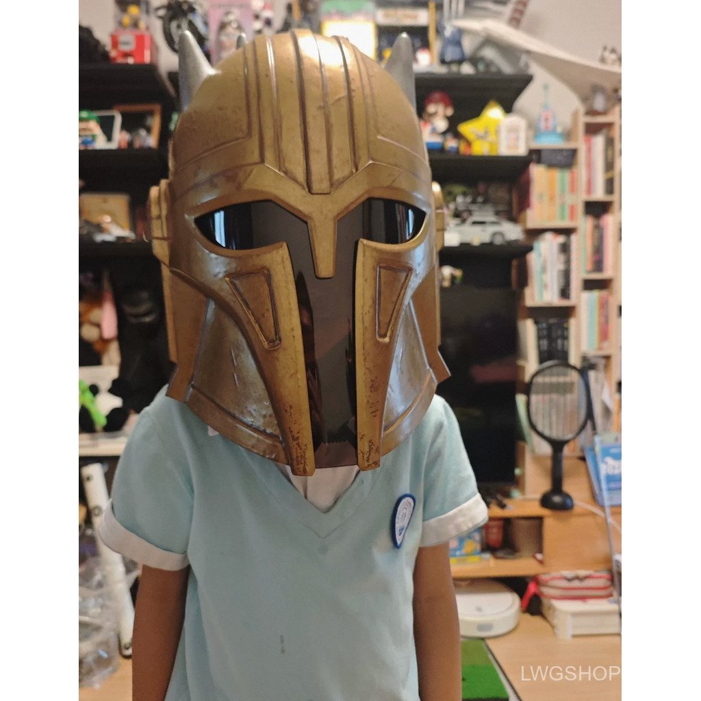 หมวกกันน็อค Hasbro Star Wars The Mandalorian Ironsman พร้อมหมวกกันน็อคอิเล็กทรอนิกส์แสงภายในคอสเพลย์