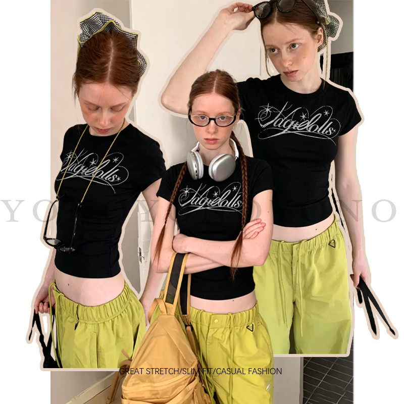 (พร้อมส่ง24ชม.) baby tee สีดำ ลายตัวอักษรฟอนต์หรูสีเงิน ฟีล y2k ดาร์กหวานเท่ ทรงเข้ารูป ใส่ชิค