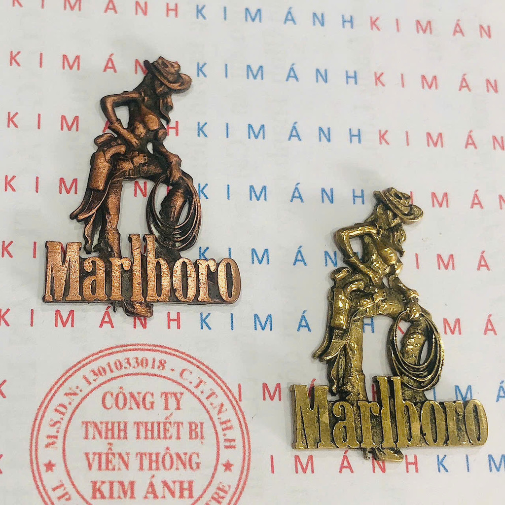 สติ๊กเกอร์ Zip po ตกแต่ง Eblem พร้อมธีม Marlboro Girl ถือสตริง วัสดุ Solid Brass สินค้าอเมริกันมาตรฐ
