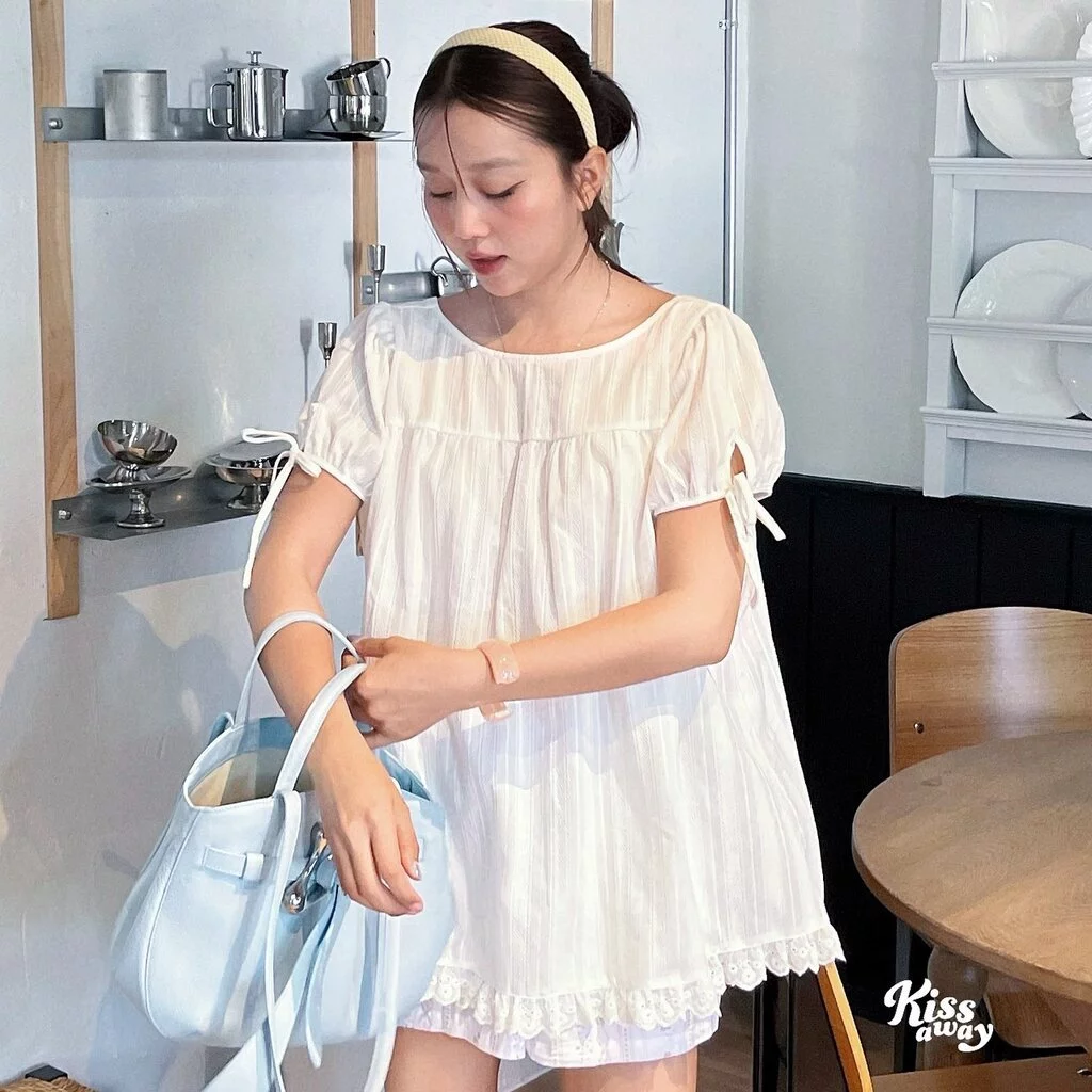 Freesia เสื้อลูกไม้ใส่ได้ 2 ด้าน ทรง Babydoll ผ้าคอตตอนทอลาย ชายแต่งลูกไม้ คอสี่เหลี่ยม คอกลม แขนผูกโบว์ ไปคาเฟ่ สไตล...