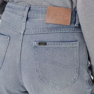 LEE กางเกงยีนส์ผู้หญิง คอลเลคชั่น Denim Obsession เอวสูง ทรงขากว้าง รุ่น LE F425WWIDN24 สียีนส์อ่อน