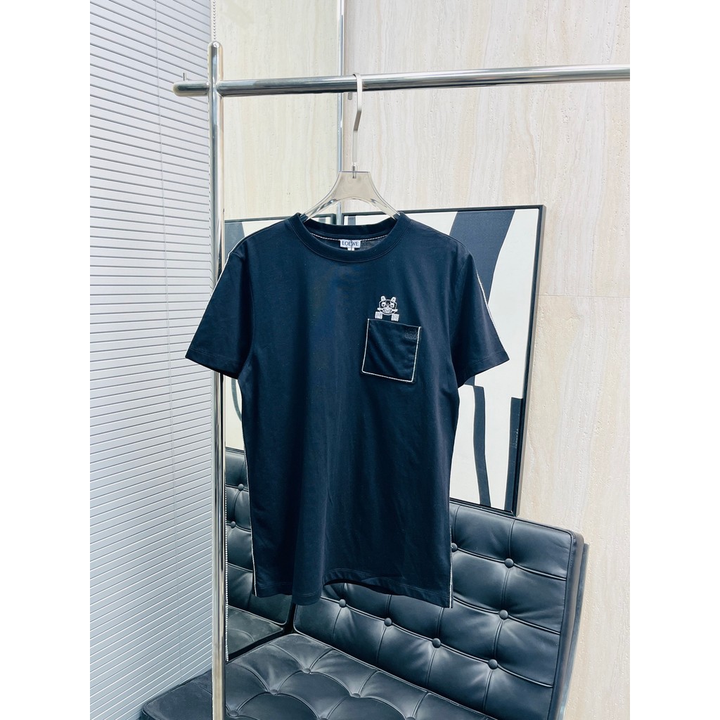 LOEWE LOEWE ฤดูร้อนสไตล์ใหม่แขนสั้นเสื้อยืดผู้ชายผู้หญิงคู่โลโก้พิมพ์ Bottoming ด้านในเสื้อสวมหัว Jo